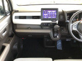 助手席前のトレーは、スマホや小物をサッと置ける便利なスペース。落ちにくい形状で、走行中も安心して使えます。