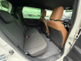 2列目にご乗車の方もゆったり足が組める驚きの広さです。