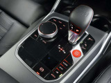 身体をしっかり支えながら長時間のドライブでも快適に過ごせるBMWのシート。素材の質感やステッチ細部まで丁寧に仕上げられたデザインが室内に上質な雰囲気を齎します。乗る度に心地良さを感じられるシートです。