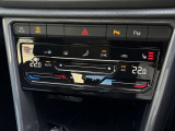 2ゾーンフルオートエアコン。運転席、助手席それぞれ独立した温度調整が可能です。タッチコントロールが採用され、スマートフォンのような感覚で操作できます。