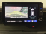 バックギアに入れますとご覧のような画像に自動的に切り替わります。車庫入れ時に役立ちます。