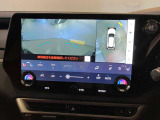 レクサスのお車はすべてバックモニターを標準装備。駐車時のご不安を解消する、パノラミックビューモニターも装備しています。