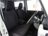 【清潔感のある運転席&助手席】隅々までクリーニングの行き届いた運転席&助手席。目立ったシミや汚れ等もございません。快適なドライブをどうぞ。