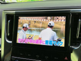 テレビ映像を表示できる画面を備えており、停車中の休憩時間などに番組を視聴できます。見やすい大きさで映像や字幕を確認でき、車内で過ごす時間に役立ちます。