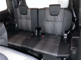 3列目シートは跳ね上げ式で折りたたみ可能です。キャンプ用品など大きな荷物もばっちり収納可能です!