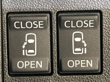 【両側スライドドア】駐車場で隣の車との間隔が狭く乗りにくい時、スライドドアなら安心!ドアオープン時も幅を取らず、開口部が広いので乗り降りがとっても簡単です。大きな荷物の出し入れも後席から可能♪