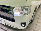 【LEDヘッドライト】悪天候や夜間走行時も良好な視界を確保し安心して運転できる高輝度LEDヘッドライトを装備!点灯速度が早く、消費電力も抑えられています。