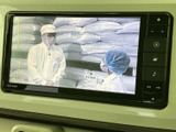 テレビ番組を画面で視聴できる装備を備えています。お出かけの合間に停車してひと息つく時間や、待ち時間を過ごす際にも活用でき、車内での過ごし方の幅が広がります。