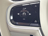 【ステアリングスイッチ】運転中、前方から目線をそらさずにオーディオ等の操作ができるよう、適切に配置されたスイッチ類。安心&快適なドライブを演出してくれる便利な機能です。