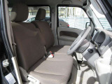 体をしっかり支えるシート形状で、運転姿勢を安定させやすい運転席。アームレスト付きで長時間の運転でも姿勢を保ちやすく、日常使いに配慮された空間です。