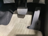 マツダ車の共通するポイントに前輪を前に出し運転席足元スペースを広げたこと!これによりホイールハウスが邪魔にならずにドライバーの中心線を基準とした位置へのペダル配置が可能となりました!