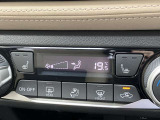オートエアコンです!ボタンでの簡単な操作で室内を快適な温度にしてくれますので、夏場や冬場でも快適なドライブができます。シートヒ-タ-も付いてるので、寒い時期も快適です!