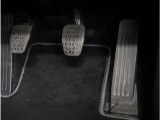 【オルガン式アクセルペダル】 かかとがずれにくく、アクセルペダルがコントロールしやすくなります。また運転時の疲労を軽減し、とっさのときの踏み間違いも起きにくくなります。