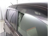 タバコを吸われる方は窓を少しだけ開けても雨が入ってこずに煙だけ社外に追い出せます。