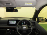 ドライバー目線で、使いやすく安全操作性と良好な視界を実現した運転席です。
