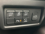 複数のスイッチがまとまり、表示を確認しながら車両の各機能を選べるパネルです。必要な機能を見つけやすく、日常の運転や駐車時に便利な操作性を備えています。