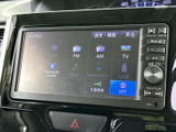 ラジオやテレビ、Bluetooth、USBなど多彩な音源を選べる画面を備えています。表示が整理されており、使いたいメニューを確認しやすいのも便利です。日々の移動時間をお好みの音楽とともに過ごせます。