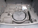 トレイ下にはアンダートランクも備えております。パンク修理キットや車載工具もこちらにございます。