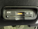 ETC車載器を手の届きやすい位置に備え、カードスロットや表示部、操作ボタンをまとめた構成です。高速道路を利用する際に料金所での手続きをスムーズにし、日々の移動をサポートします。