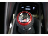 車を操る愉しさをダイレクトに感じられる6速iMTミッション車。キレのあるスポーティな走りを存分に楽しめます。iMTを押しておくと変速ショックを軽減し、スムーズな変速をアシストしてくれます。