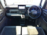ドライバーを包み込むように、ディスプレーやスイッチ、コンソールを配置。座った瞬間から運転への期待が。空間そのものの心地よさにこだわっています。