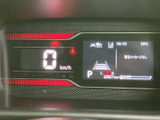 速度やシフト位置、時刻、外気温などの情報が一画面にまとまり、運転前後に必要な情報を確認しやすい構成です。警告メッセージの表示欄も備わっています。