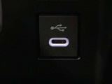 こちらのクルマはUSB接続コネクタも装備されています♪スマホの充電などにお使い下さい。ご旅行中での充電切れも、これなら心配いりませんね!