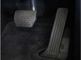 【オルガン式アクセルペダル】 かかとがずれにくく、アクセルペダルがコントロールしやすくなります。また運転時の疲労を軽減し、とっさのときの踏み間違いも起きにくくなります。