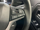 レーダークルーズコントロールを装備。アクセルやブレーキを操作しなくても、自動で先行車との車間距離を保ち追従走行できます。長距離や高速道路を運転する際に、ドライバーへの負担を軽減します。