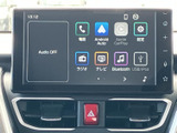 電話や音楽、ラジオ、テレビなどの項目が画面に表示され、使いたい機能を選びやすい構成です。スマートフォン連携の表示もあり、日常の移動に役立ちます。