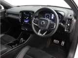 インストルメントパネルは僅かに運転席側へと傾けられているほか、余計なスイッチ類を可能な限り排し、運転に集中しやすい環境を造り出しています。