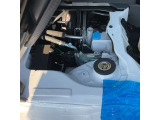 運転席下にあります。奇麗です。