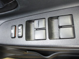 パワーウィンドウのスイッチ。運転席にいながら窓を開け閉めのコントロールできますよ。