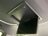 【12.8型フリップダウン】大画面モニターで後席でもエンタメをお楽しみいただけます。家族や友人とお出かけする機会が多い方に大人気です♪