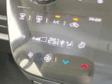 【オートエアコン】一度お好みの温度に設定すれば、車内の温度を検知し風量や温度を自動で調整。暑い&hellip;寒い&hellip;と何度もスイッチ操作をする必要はありません。快適な車内空間には必須の機能ですね♪