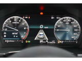 メーター中央にはカラー液晶画面が備えられ、車のインフォメーションを簡単に把握できます。