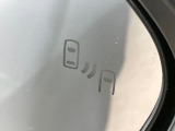 【ブラインドスポットモニター】走行中、ドアミラーの死角になりやすい箇所に後続車が接近するとサイドミラーのレンズに警告を表示!ドライバーに注意喚起をしてくれます。