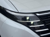【LEDヘッドライト】悪天候や夜間走行時も良好な視界を確保し安心して運転できる高輝度LEDヘッドライトを装備!点灯速度が早く、消費電力も抑えられています。