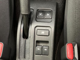 センターコンソールに各種スイッチをまとめ、運転席から手元で確認しやすい配置です。用途別の表示が見分けやすく、日々の乗車時に必要な操作を把握しやすいレイアウトです。