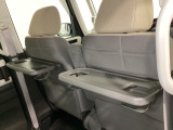 運転席・助手席の背もたれには、2列目シート用にカップホルダー付きの「格納式のシートバックテーブル」を装備しています。休憩時のちょっとした時間などカップを置いたり、小物置きに使えて便利です。