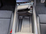 車内のデザインの一部として収まっているシフトレバーです。シフトポジションチェンジは指先で操作が出来ます。