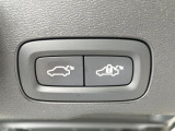 【パワーバックドア】スマートキーや運転席のボタンを押すだけでリアゲートが自動で開閉します!荷物を持っている時や、高い位置にあるバックドアを閉める際に便利な機能です。