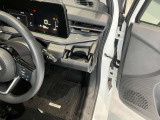 運転席側前部にドリンクホルダーあります♪運転中でも手が届きやすい位置にあって使い易いです♪