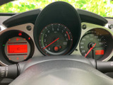 速度やエンジン回転数など、運転中に必要な情報をまとめて確認できるメーター配置です。各表示が運転席正面に集まり、走行状況を確かめながら運転に集中しやすい設計です。