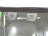 【スズキ デュアルカメラブレーキサポート】走行中に前方の車両等を認識し、衝突しそうな時は警報とブレーキで衝突回避と被害軽減をアシスト。より安全にドライブをお楽しみいただけます。