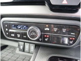 【車屋】として、長く車業界に従事した経験豊富なスタッフが多数在籍しております。