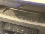 ワイヤレス充電が搭載されているのでお手持ちの携帯電話を置くだけで充電が可能です。