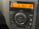 【オートエアコン】一度お好みの温度に設定すれば、車内の温度を検知し風量や温度を自動で調整。暑い&hellip;寒い&hellip;と何度もスイッチ操作をする必要はありません。快適な車内空間には必須の機能ですね♪