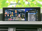 テレビ番組の映像とチャンネル一覧が表示され、停車時にテレビや映像を視聴できます。チャンネルを画面上で確認しながら選べるため、休憩中のひとときにも活用いただける装備です。