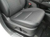 運転席はパワーシートになります。